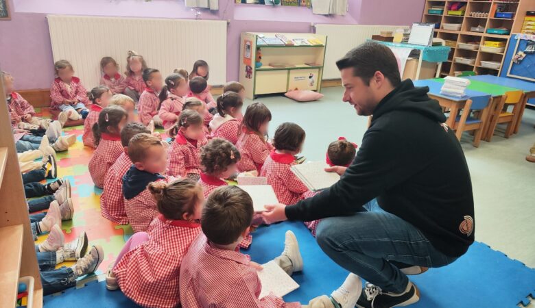 La Concejalía de Cultura de Suances cierra la semana del libro acercando la lectura a los más pequeños del municipio