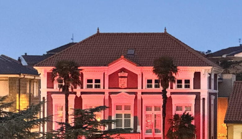 Suances se ilumina un año más de rojo para visibilizar la enfermedad genética de la hemocromatosis