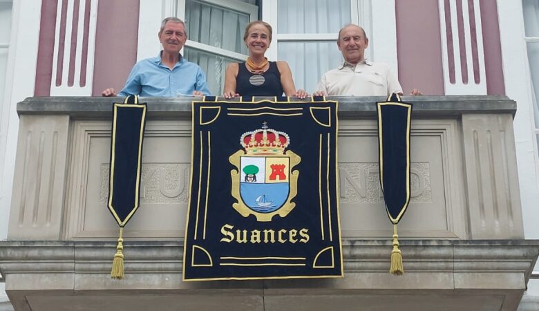 Maru Allende, vinculada a Suances, dona al Ayuntamiento un estandarte bordado a mano con el escudo de la villa