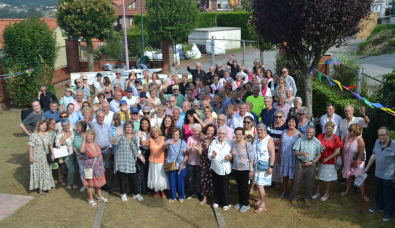 Suances rinde homenaje a tres décadas de historia del Centro Social de Mayores en su 30 aniversario